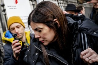 Jessica Moretti est arrivée vers 8h30 au Ministère public, devant se frayer un chemin entre les journalistes et photographes présents. KEYSTONE/JEAN-CHRISTOPHE BOTT