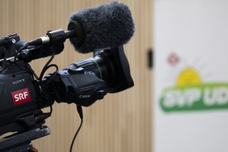 Réunis à Näfels (GL), les délégués de l'UDC ont approuvé à une large majorité l'initiative populaire "200 francs, ça suffit". KEYSTONE/GIAN EHRENZELLER