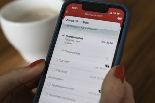 « En raison de problèmes techniques, la connexion au SwissPass n'est actuellement possible que de manière limitée », pouvait-on lire lundi sur de nombreux téléphones mobiles suisses. KEYSTONE/CHRISTIAN BEUTLER