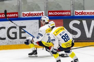 La joie d'Alex Formenton (10), auteur du but de la victoire pour Ambri à Genève KEYSTONE/SALVATORE DI NOLFI