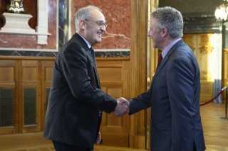 L'ambassadeur allemand, Markus Potzel (à dr.) serre la main du président de la Confédération, Guy Parmelin (à g.) (archives). KEYSTONE/CHRISTIAN BEUTLER