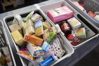 Les denrées alimentaires et les produits d'hygiène récoltés seront préparés pour la distribution à partir de février par quelque 500 bénévoles (archives). KEYSTONE/PETER KLAUNZER