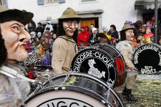 Les carnavals comme ici à Monthey en 2009, ont été sensibilisés au risque d'incendie après la catastrophe de Crans-Montana (archives). KEYSTONE/JEAN-CHRISTOPHE BOTT