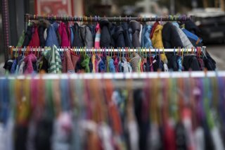 Plus de quatre tonnes de vêtements et de chaussures ont été données au Vestiaire social dans le cadre de la collecte de vêtements organisée par la fonction publique genevoise en 2025 (illustration). KEYSTONE/CHRISTIAN BEUTLER