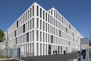 Depuis octobre 2022, environ 30'000 signatures soupçonnées d'être falsifiées, concernant une vingtaine d’initiatives populaires fédérales, ont été portées à la connaissance du MPC et de Fedpol (image d'illustration). Keystone/ANTHONY ANEX