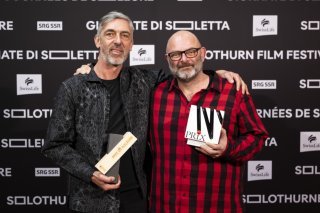 Nicolas Wadimoff, avec "Qui vit encore", (à gauche), et Erik Bernasconi, avec "Becaaria", (à droite) sont les gagnants de cette 61e édition des Journées de Soleure. KEYSTONE/ANTHONY ANEX