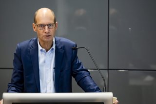 Philippe Eckert, président du conseil d'administration du RHNe, a expliqué qu'avec Réso.ne, l’idée est de créer des pôles de santé pluridisciplinaires, en collaboration avec les autres établissements autonomes de droit public (archives). KEYSTONE/JEAN-CHRISTOPHE BOTT