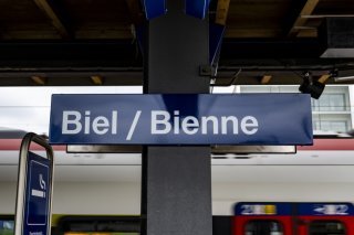 La ville de Bienne va édicter de nouvelles directives internes sur les questions problématiques. Elle espère ainsi rétablir la confiance au sein des pompiers biennois (image d'illustration). Keystone/JEAN-CHRISTOPHE BOTT