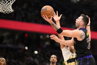 Kyshawn George en train d'essayer de défendre sur Luka Doncic KEYSTONE/AP/Nick Wass