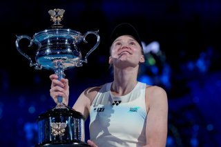 Elena Rybakina avec le trophée de l'Open d'Australie KEYSTONE/AP/Dita Alangkara