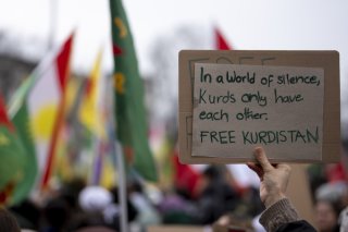 Au cours des deux dernières semaines, les Kurdes en exil ont manifesté presque quotidiennement dans les villes suisses contre les attaques menées contre leur territoire dans le nord de la Syrie. (Photo d'archive) KEYSTONE/CLAUDIO THOMA