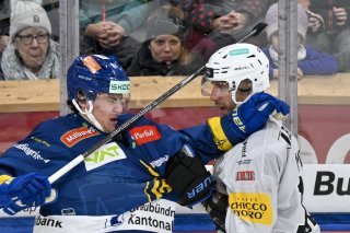 Rico Gredig (à gauche) et Davos ont pris le meilleur sur Patrik Nemeth et Fribourg-Gottéron. KEYSTONE/JUERGEN STAIGER
