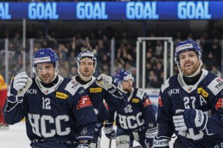 Anthony Huguenin (à droite) a été le héros de la finale côté chaux-de-fonnier. KEYSTONE/VALENTIN FLAURAUD