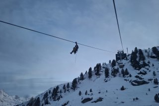 Lors de l'exercice de ce lundi soir, les patrouilleurs ont dû grimper au sommet des pylônes en amont des cabines, avant de se laisser glisser le long du câble grâce à une poulie motorisée, en direction des personnes à évacuer.