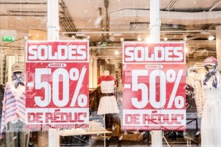 La hausse des prix a ralenti en janvier en France, en raison notamment d'une baisse prononcée des prix dans l'habillement et les chaussures. (archive) KEYSTONE/EPA/Teresa Suarez