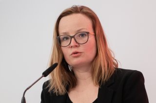 L'USS déplore l'augmentation des absences pour des maladies, après sa conférence annuelle. Gabriela Medici, co-secrétaire syndicale de l’USS, a demandé l'arrêt de l'extension du travail le dimanche et de meilleurs mesures de protection des travailleurs (image d'archives). KEYSTONE/PETER SCHNEIDER