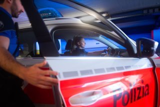 Au Tessin, une femme fait l'objet d'une enquête pour suspicion de terrorisme. Elle aurait menacé le personnel d'un magasin à Bellinzone en criant "Allah Akbar" (photo symbolique). KEYSTONE/TI-PRESS/SAMUEL GOLAY