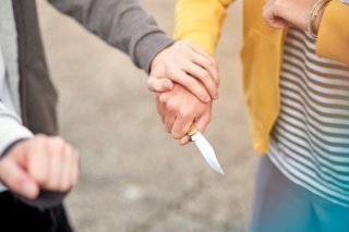 L'enseignante a reçu trois ou quatre coups de couteau (image symbolique). KEYSTONE