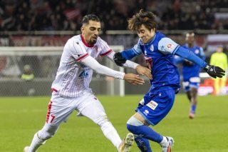 Sédunois (à gauche, Ilays Chouaref) et Lucernois (Taisei Abe) n'ont pas fait rêver le public de Tourbillon samedi. KEYSTONE/CYRIL ZINGARO