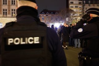 "Dans la République aucune violence n'est légitime", a affirmé Emmanuel Macron avant la marche sous très haute sécurité à Lyon. KEYSTONE/AP/Jean-Francois Badias