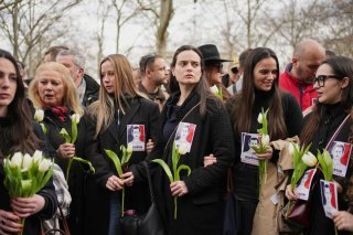 Les femmes du Collectif Némésis, proche de Quentin Deranque, qui avait manifesté devant l'Université de Lyon le jour de la rixe qui a provoqué la mort du jeune nationaliste, participent à la marche samedi. KEYSTONE/AP/Laurent Cipriani