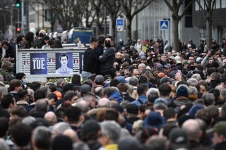 Les participants à la marche de soutien à Quentin Debranque, tué dans une rixe, étaient entre 3200, selon la préfecture, et 3800 d'après les organisateurs. KEYSTONE/EPA/FIRAS ABDULAH