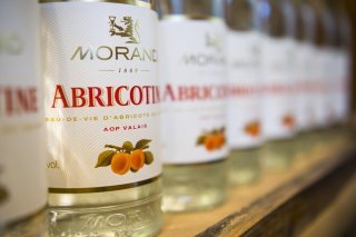 Une bouteille d'abricotine AOP est visible dans la Distillerie Morand (image d'illustration)