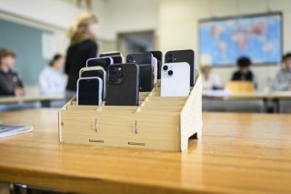 Depuis la rentrée scolaire, les smartphones et montres connectées sont rangées à l'écart des cours dans les écoles primaires.