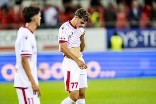 Donat Rrudhani (au centre) et ses coéquipiers avaient la mine basse au terme du premier derby du Rhône de la saison.