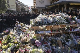La marche silencieuse en hommage aux victimes de l'incendie du Constellation a réuni plus d'un millier de personnes ce dimanche à Crans-Montana
