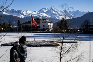 A Crans-Montana, deux mondes s'entrechoquent, celui sur le drame du Nouvel-an et celui d'une station qui accueille des touristes presque comme si de rien n'était. (image d'illustration)