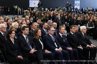 Le président de la République italienne Sergio Mattarella, son homologue français Emmanuel Macron, le Grand Duc Henri de Luxembourg, le Premier ministre de la Belgique Bart de Wever et la présidente du Parlement européen Roberta Metsola, assistent à la cérémonie officielle à Martigny.