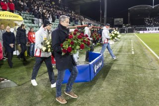 Joël Rey (manteau noir, papa de l'une des victimes) et les skieurs suisses (Daniel Yule, Marc Rochet et Tanguy Nef) ont accompagné l'entrée des joueurs.