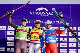 Tobias Baur (à droite), seul skieur suisse sur le podium à Veysonnaz vendredi