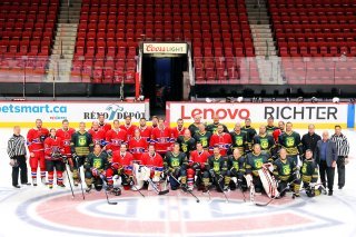 Les joueurs du HC Police Valais et ceux de la Sûreté du Québec, réunis au centre du temple du hockey.