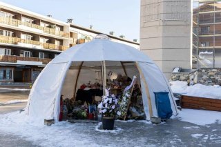 A mi-janvier, le mémorial a été déplacé près de la Chapelle St-Christophe sur la place du Scandia