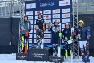 Armand Marchant, sur la plus haute marche du podium lors du slalom de Coupe d'Europe à Crans-Montana