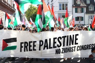 Environ 300 personnes se sont rassemblées dimanche vers 15 heures à proximité de la gare CFF. Sur les banderoles, on pouvait lire "Free Palestine - No Zionist Congress".