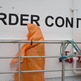 Deux enfants s'apprêtent à débarquer d'un vaisseau de Frontex ( image d'illustration).