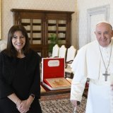 Anne Hidalgo a offert une représentation de Notre-Dame de Paris au souverain pontif.