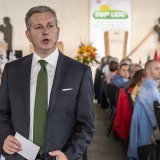Durant son discours samedi à Küssnacht am Rigi (SZ), le président de l'UDC Marco Chiesa s'est mélangé à l'assemblée pour dénoncer la politique des autres partis en matière d'asile et attaquer la conseillère fédérale Elisabeth Baume-Schneider....