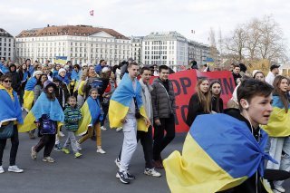 A Genève, de nombreux manifestants pour la paix se sont drapés samedi aux couleurs de l’Ukraine.