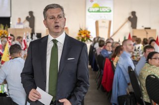 Durant son discours samedi à Küssnacht am Rigi (SZ), le président de l'UDC Marco Chiesa s'est mélangé à l'assemblée pour dénoncer la politique des autres partis en matière d'asile et attaquer la conseillère fédérale Elisabeth Baume-Schneider....
