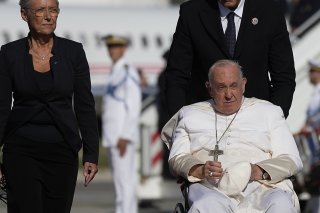 A son arrivée à l'aéroport de Marseille-Provence à Marignane, le pape François a été accueilli par la première ministre, Elisabeth Borne, à sa droite.